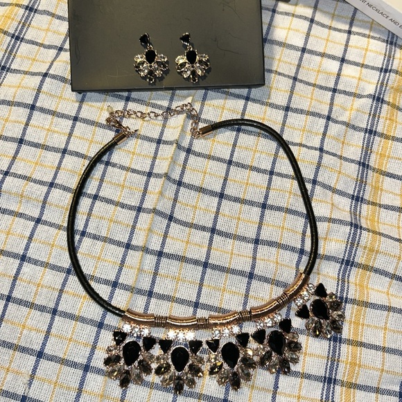 New in box Avon Rose and jet Statement Necklace and Earrings set - Picture 3 of 12